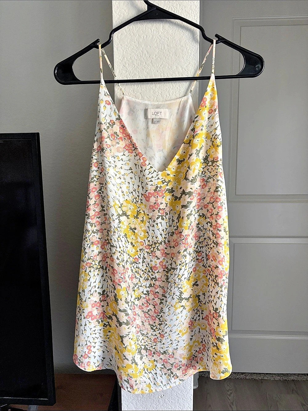 LOFT Floral Camisole in White & Yellow Size Medium Like New